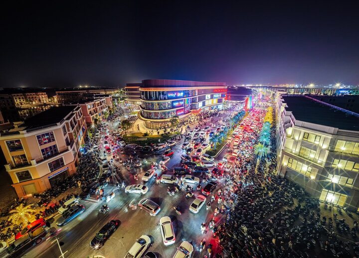 Khung cảnh đông vui, tấp nập của thành phố đảo Hoàng Gia mỗi khi có sự kiện, lễ hội lớn.