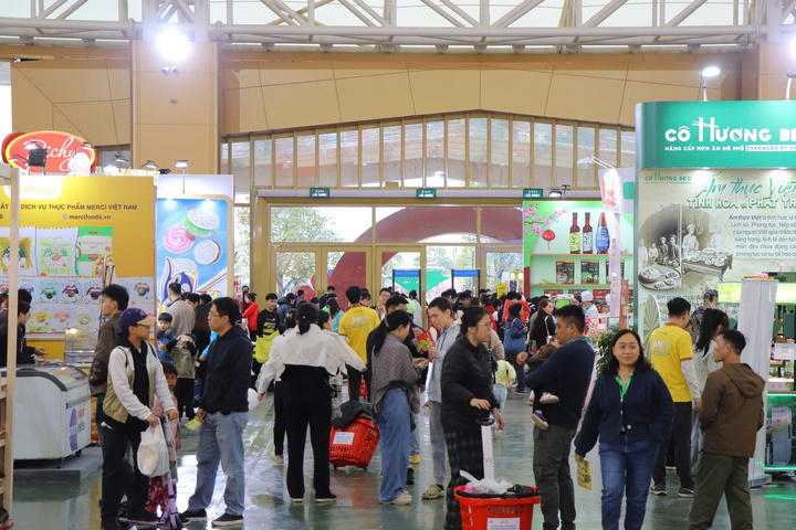Đông đảo người dân “đổ về” Hội chợ Mùa Xuân lần thứ nhất năm 2026 để sắm Tết.