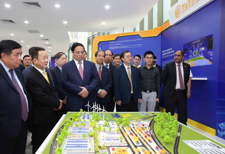 Thủ tướng Chính phủ tham quan khu vực triển lãm của Vietnam SuperPort™ tại Ngày hội Đổi mới sáng tạo Việt Nam 2024.