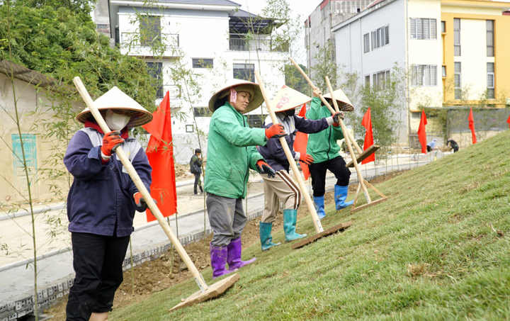 Đơn vị thi công đang khẩn trương hoàn thiện các hạng mục công trình cải tạo Công viên - Sân vận động trung tâm tỉnh Cao Bằng.