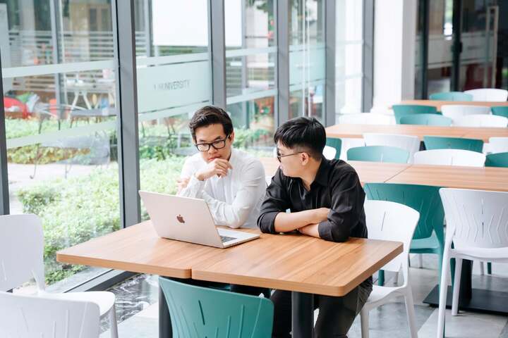 GS. Nhật hướng dẫn cho một học trò về cách giải thích các mô hình AI thông qua lăng kính của mô hình hỗn hợp chuyên gia.