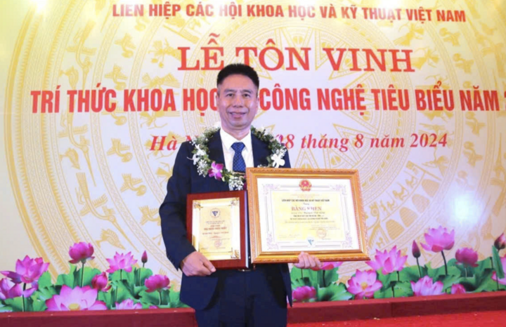 Bác sĩ Nguyễn Viết Giáp nhận danh hiệu Trí thức Khoa học Công nghệ Việt Nam tiêu biểu năm 2024.