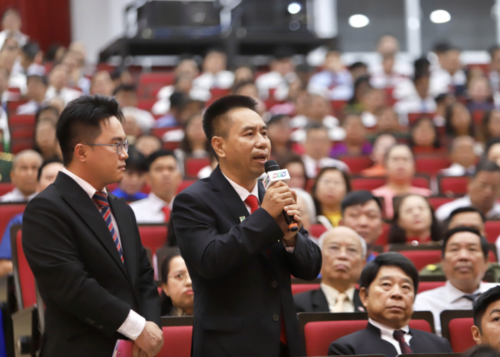 Bác sĩ Giáp đề xuất TP.HCM có thể hỗ trợ kinh phí để xây dựng phòng khám mắt lưu động ở Bà Rịa - Vũng Tàu tại Đại hội Thi đua yêu nước TP.HCM lần thứ I. (Ảnh: Trần Linh)