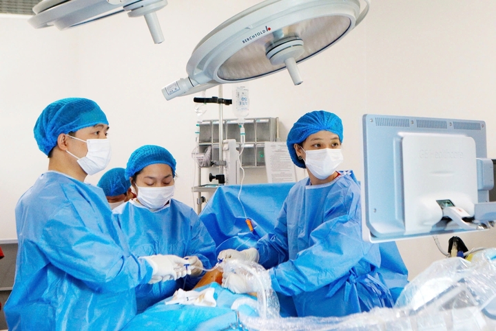 Bác sĩ Phan Thị Huyền Thương thực hiện thủ thuật can thiệp bào thai. (Ảnh: BSCC)