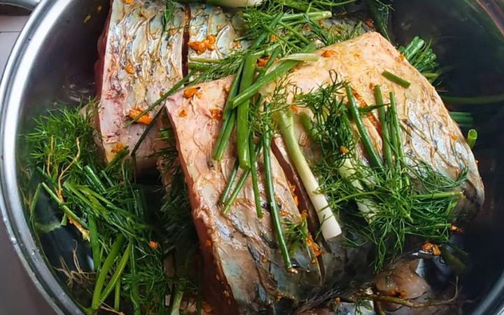 Cá hấp bia là một trong năm món ăn dễ khiến hơi thở có nồng độ cồn.