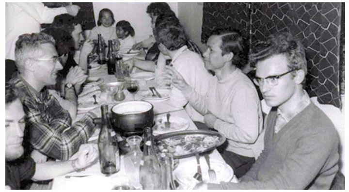 Các nhà khoa học tụ họp thưởng thức bữa tối fondue kiểu Thụy Sĩ theo phong cách gia đình tại hội nghị Gặp gỡ Moriond ở Méribel (Ảnh: Nhân vật cung cấp)