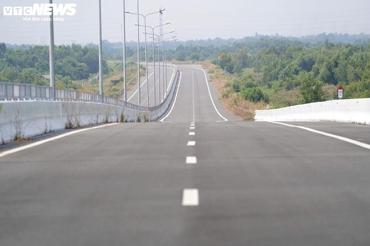 Cao tốc Bến Lức - Long Thành có tổng chiều dài 57,8 km, quy mô 4 làn xe. (Ảnh: Lương Ý)