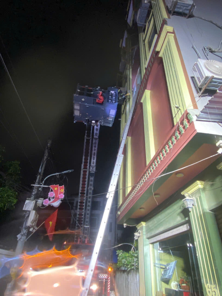 Cảnh sát sử dụng xe thang tiếp cận từ trên cao, phá vỡ cấu kiện để tổ chức cứu người.