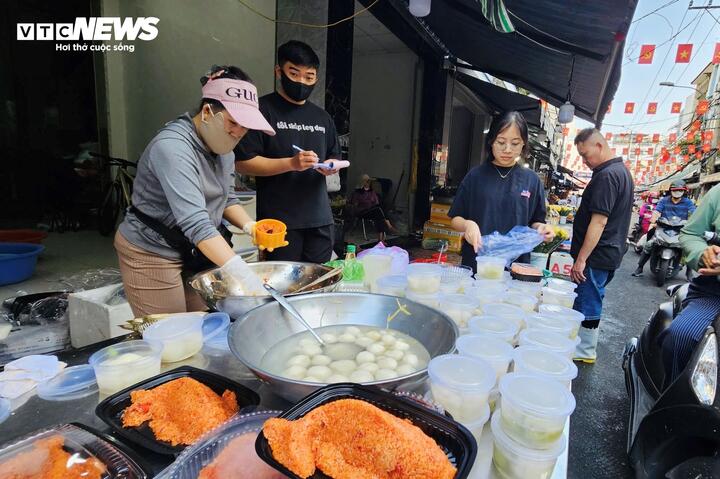 Tại chợ Đo Đạc, phường Bình Trưng, chị Lương Thị Thọ - tiểu thương chuyên bán chè trôi nước và xôi gấc - cho biết, trung bình mỗi mùa cúng ông Công ông Táo, chị bán được khoảng 1.000 viên chè và tiêu thụ khoảng 30 kg nếp.