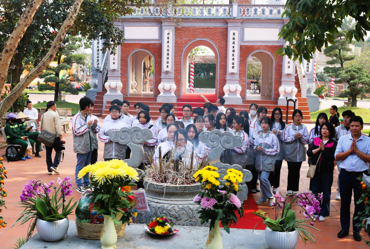 Với những giá trị văn hóa, lịch sử, đền Xã Tắc là nơi “về nguồn” của nhiều đoàn học sinh mỗi khi đến vùng biên cương địa đầu Tổ quốc.