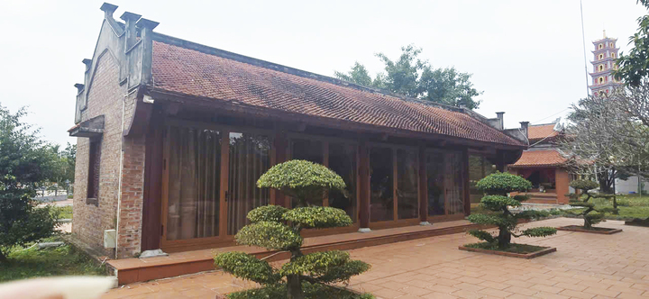 Tương truyền, xưa kia đền chỉ là một am nhỏ ở sát mép Thác Mang, bên dòng sông Ka Long. Sau một trận bão lớn, bát nhang, ban thờ trôi dạt vào một gò đất cao và tại vị trí này, người dân xây dựng lại ngôi đền bằng gạch nung, mái ngói âm dương - loại vật liệu xây dựng phổ biến ở khu vực Đông Bắc thời đó.