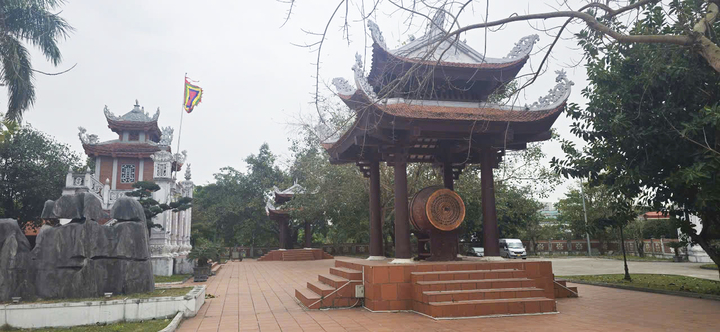 Cạnh đó là các công trình phụ bao gồm: Cổng nghi môn ngoại, cổng nghi môn nội, nhà Tả vu - Hữu vu; lầu chuông, lầu trống, bình phong đá, miếu thờ thần linh…