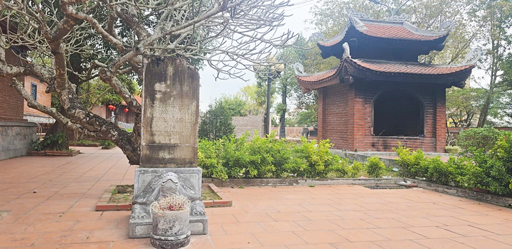 Hiện nay, đền Xã Tắc vẫn còn lưu giữ ba tấm bia cổ có thời đại từ những năm 1879, trên đó ghi danh những người đã góp công, góp của để trùng tu, xây dựng lại đền.