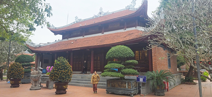 Đền Xã Tắc được xây dựng vào cuối thế kỷ XIII, đầu thế kỷ XIV để thờ thần Xã Tắc Sơn Hà (vị thần đất nước) nhằm khẳng định chủ quyền nơi biên cương.