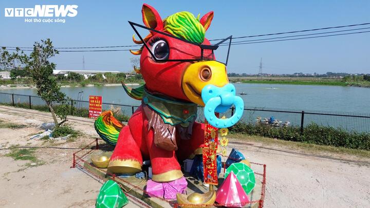 Sở hữu phong cách trẻ trung hơn, linh vật "Ngựa vui vẻ" của Bùi Văn Quân tại Bắc Ninh được nhiều người đánh giá là đáng yêu nhất Tết năm nay. "Ngựa Vui Vẻ" cao khoảng 3,8m, nặng 6 tấn, hoàn thành trong 1 tháng.