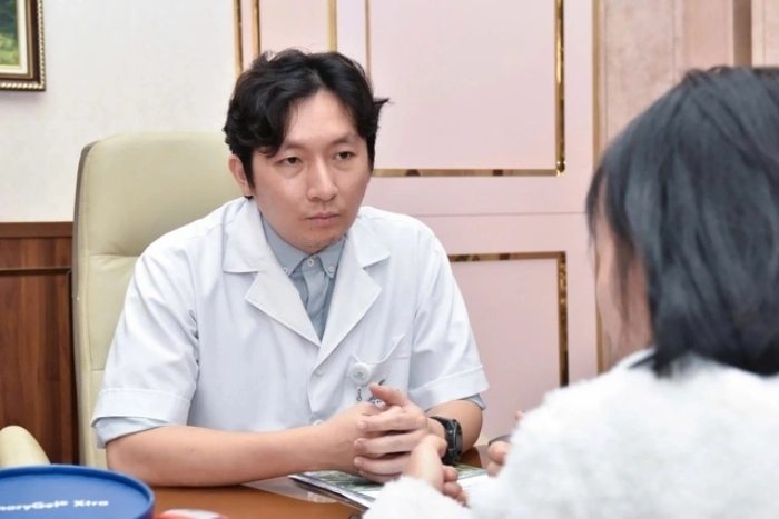 ThS.BS Đoàn Dư Mạnh thăm khám cho bệnh nhân.