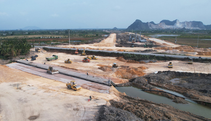 Nhà thầu bố trí tăng cường gấp 2 lần nhân lực, phương tiện so với hợp đồng đăng ký; tổ chức thi công 3 ca, 4 kíp theo đúng kế hoạch. Cùng với đó, thực hiện ký cam kết với các đơn vị cung cấp nguyên vật liệu, tập kết đầy đủ về công trường theo tiến độ biểu đồ chi tiết từng hạng mục. Điều này, sẽ tránh đứt gãy cung ứng, không để xảy ra tình trạng gián đoạn công trường.