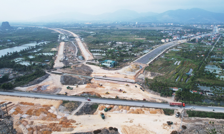 Tranh thủ thời tiết đang thuận lợi, các nhà thầu tập trung nhân lực, phương tiện để đẩy nhanh tiến độ thực hiện các phần việc tại dự án.