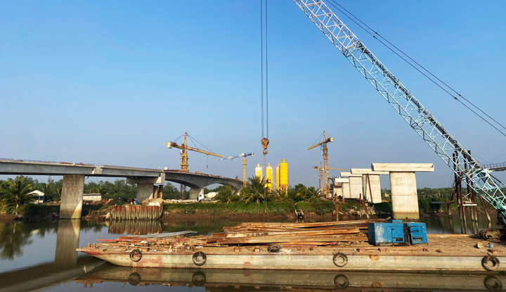 Riêng cầu Sông Uông vì khó khăn bởi địa chất phức tạp, đất bùn xen kẹp nên công tác xử lý mất nhiều thời gian, nhà thầu đang tập trung tổ chức lao lắp dầm.