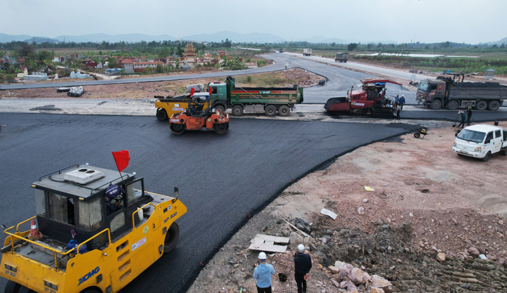 Một số vị trí, nhà thầu cũng đã bắt đầu thảm nhựa mặt đường.