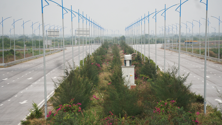 Dự án đường ven sông (đoạn Tỉnh lộ 388 đến khu vực Đông Triều) của Quảng Ninh có chiều dài hơn 40km, được thiết kế 2 làn đường song hành, mỗi chiều đường 3 làn xe, vị trí đất ở giữa 2 làn đường rộng trên 40m để dự phòng mở rộng, phát triển sau này.