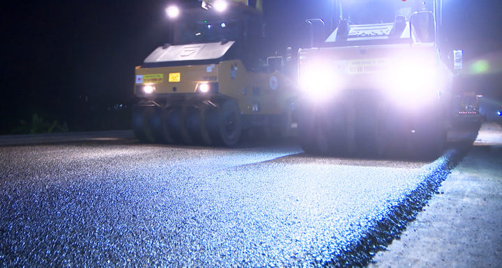 Việc thi công được triển khai theo tinh thần "làm ngày không đủ, tranh thủ làm đêm" để đẩy nhanh tiến độ. Đến hết năm 2025, tại dự án đường ven sông, khối lượng giải ngân trong đợt phát động đạt hơn 1.000 tỷ đồng, hoàn thành tổng số 33km thảm bê tông nhựa mặt đường tại nhánh đường song hành…