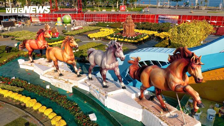 Trái ngược với hình ảnh ngựa dễ thương ở tại Khánh Hòa là đàn ngựa phong cách mạnh mẽ, cơ bắp tại Quảng trường Nguyễn Tất Thành, phường Quy Nhơn, Gia Lai. Loạt mô hình mang hình tượng Thánh Gióng - Đất võ - Đại ngàn dũng mãnh, băng xuyên miền biển, đồng bằng đến cao nguyên của tỉnh. (Ảnh: Nguyễn Gia)