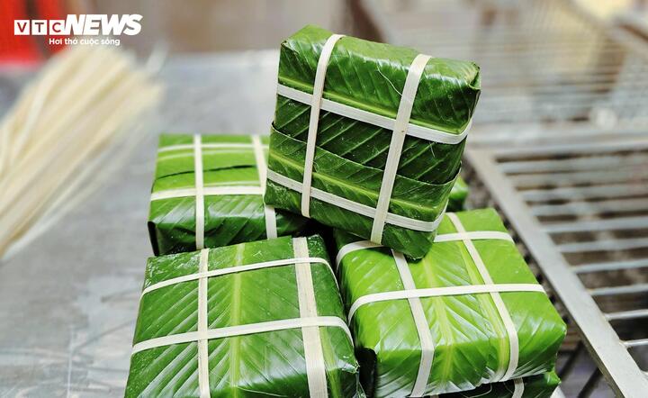 Những chiếc bánh chưng vuông vức được các bạn trẻ gói cẩn thận.