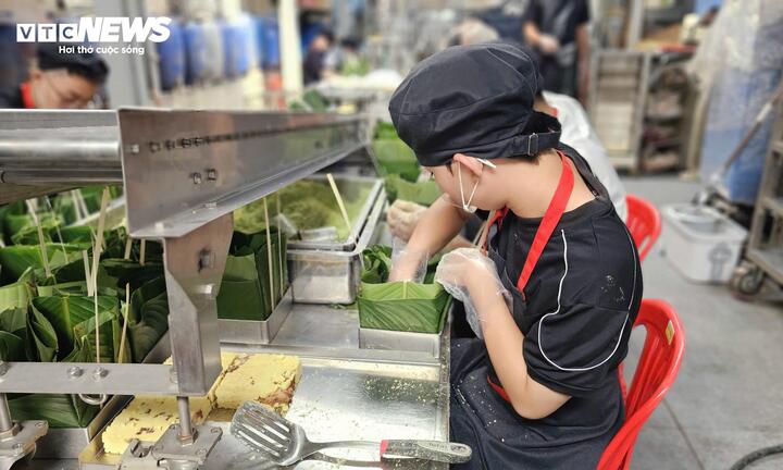 Lần đầu Liêm đi làm thêm với công việc gói bánh chưng ngày Tết.