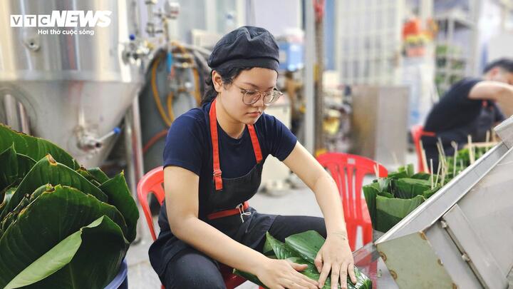 Trân thực hiện công đoạn cho lá vào khuôn.