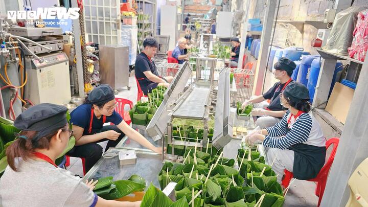 Các công đoạn làm bánh được các bạn trẻ chia nhau làm.