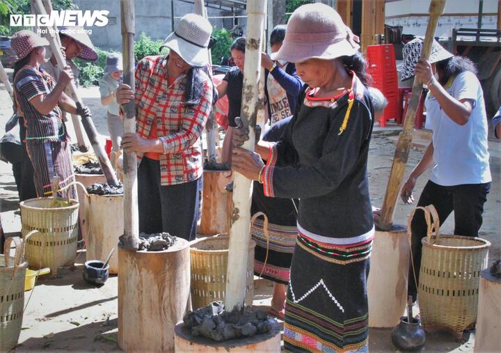 Buôn Dơng Bắk là “thánh địa” cuối cùng của dòng gốm cổ M’Nông, đất sét được nhào từ những đôi bàn tay phụ nữ, không cần bàn xoay.