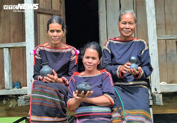 Nghề làm gốm của người M’nông R’lăm ở buôn Dơng Băk, xã Liên Sơn Lắk, tỉnh Đắk Lắk chủ yếu là do phụ nữ đảm nhiệm.