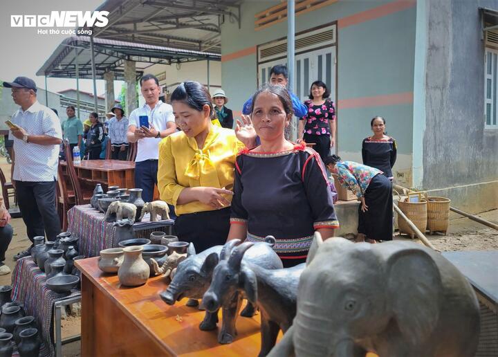 Không còn là nghề chỉ để mưu sinh, dòng gốm cổ M’Nông đang được định hướng gắn liền với du lịch trải nghiệm.