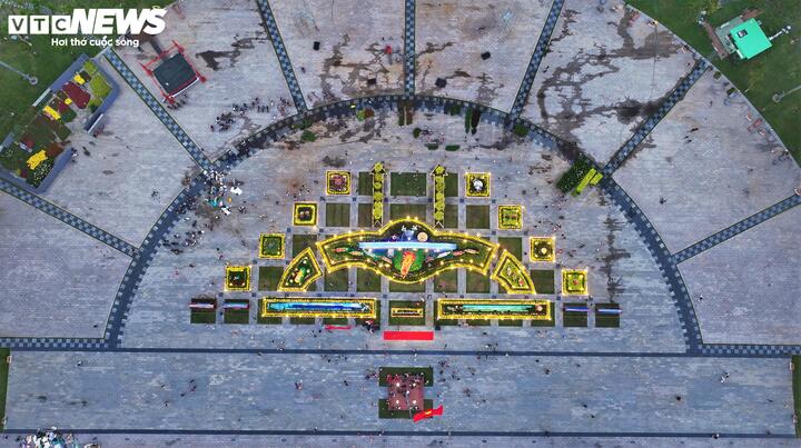 Nhìn từ trên cao, tổng thể không gian trang trí cụm linh vật Xuân Bính Ngọ năm 2026 tại quảng trường Nguyễn Tất Thành năm nay được cách điệu như hình dáng một cây cung lớn với hai mũi tên vàng hướng ra biển Đông.