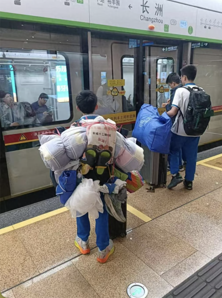 He Zirui tự mình vác khối hành lý khổng lồ về quê ăn Tết. (Nguồn: SCMP)