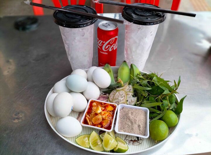 Tại Campuchia, trứng vịt lộn ăn với chanh, dấm, chuối xanh, uống cùng nước ngọt. (Ảnh: foodpand)
