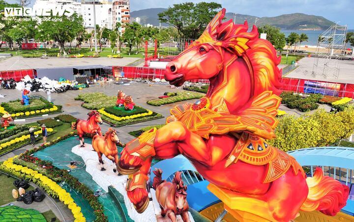 Trong đó, linh vật "Ngựa chiến của Thánh Gióng" được tạo hình như bay ra từ ngọn núi lửa Chư Đăng Ya huyền thoại. Linh vật chính có tổng chiều cao khoảng 10m với đường nét cơ bắp rắn chắc, uy lực, mang tâm thế bách chiến bách thắng. (Ảnh: Nguyễn Gia)