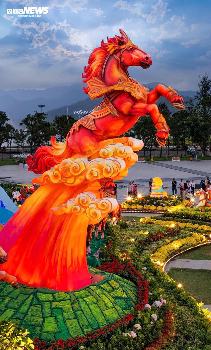 Linh vật được phối màu nâu đỏ của đất bazan, tổng chiều cao hơn 9m, có đường nét cơ bắp rắn chắc, uy lực, mang tâm thế bách chiến bách thắng được tạo hình như bay ra từ ngọn núi lửa Chư Đăng Ya huyền thoại.