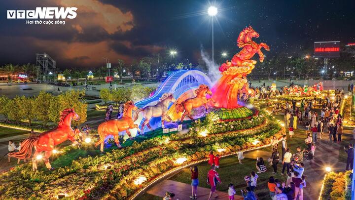 Ngay sau lễ khánh thành, cụm linh vật chính thức lộ diện và thu hút hàng nghìn người dân địa phương cùng du khách đến chụp ảnh, check-in.