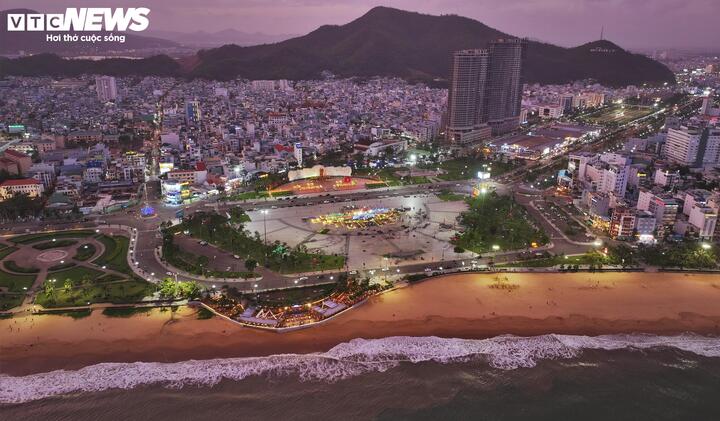 "Công trình Cụm linh vật mừng Xuân Bính Ngọ 2026 của tỉnh Gia Lai nhằm tạo không khí vui tươi, phấn khởi phục vụ Nhân dân vui xuân, đón Tết cổ truyền dân tộc và thu hút du khách gần xa về với phố biển Quy Nhơn trong dịp Xuân Bính Ngọ 2026", bà Đỗ Thị Diệu Hạnh nhấn mạnh.