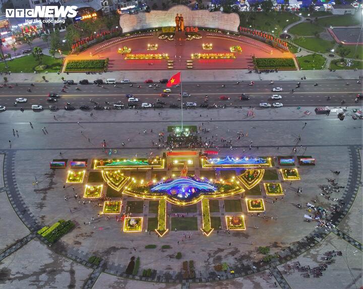 Tối 9/2, UBND tỉnh Gia Lai chính thức khánh thành và trưng bày cụm linh vật mừng Xuân Bính Ngọ 2026 tại quảng trường Nguyễn Tất Thành, phường Quy Nhơn.