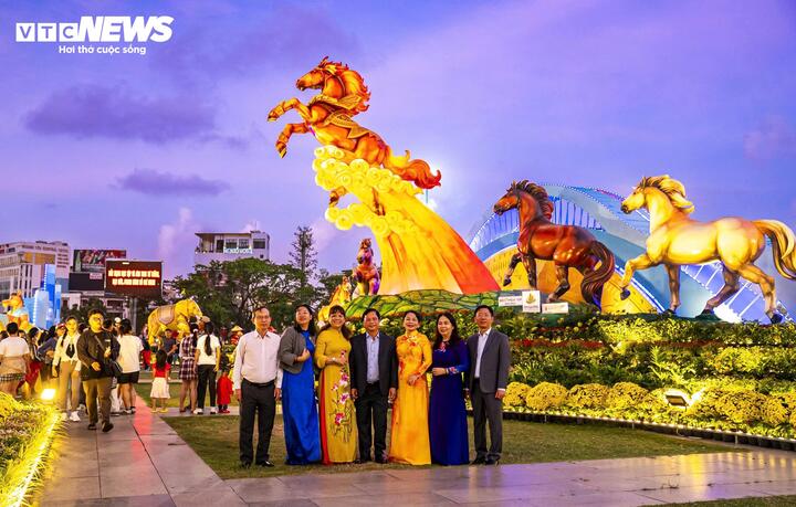 Tại buổi lễ khánh thành, bà Đỗ Thị Diệu Hạnh, Giám đốc Sở VH-TT&DL tỉnh Gia Lai thông tin, tất cả cụm linh vật tạo nên hai không gian đối xứng kết hợp với vườn hoa xuân nhiều sắc màu rực rỡ, hứa hẹn sẽ mở ra hành trình khám phá, tìm hiểu các yếu tố lịch sử cho người dân và du khách.