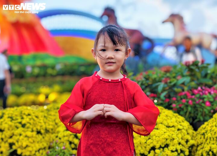 Trẻ em cũng được cha mẹ diện cho những bộ quần áo đẹp vừa đến ngắm linh vật, vừa để đi chơi Tết sớm.