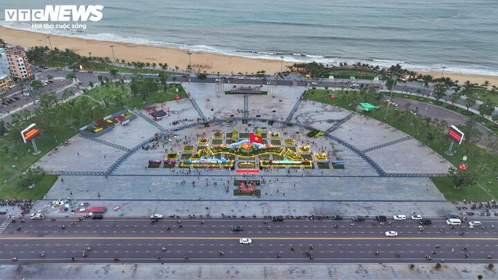 Trước thời điểm khánh thành, từng dòng người và đoàn xe đã đổ về, chờ sẵn tại Quảng trường Trung tâm Nguyễn Tất Thành, mong có được những bức ảnh đầu tiên với cụm linh vật.