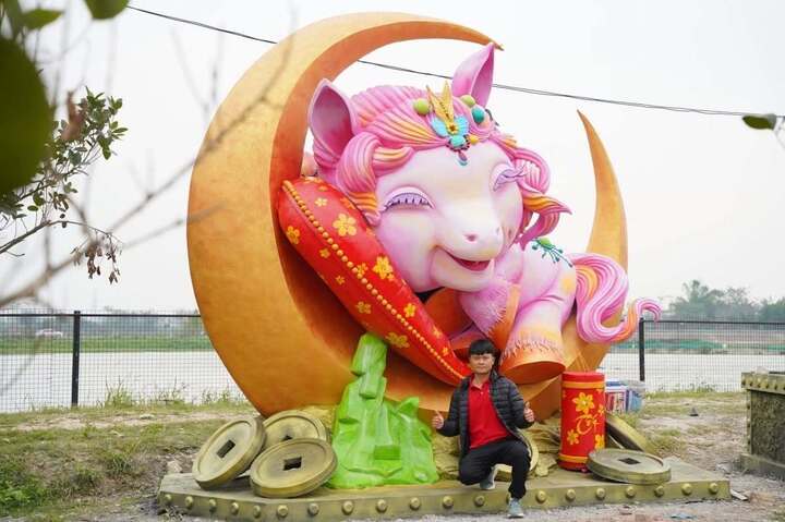 Mô hình "Ngựa thương" của Bùi Văn Quân cũng thu hút sự yêu thích của dân mạng. Sát Tết Bính Ngọ 2026, dân mạng vẫn đang thảo luận xem đâu là linh vật ngựa được yêu thích nhất. Có hai "trường phái" được yêu thích hơn cả: Những chú ngựa ngộ nghĩnh, dễ thương, cách điệu đầy trẻ trung và những chú ngựa lực lưỡng, khỏe khoắn theo phong cách tả thực, phi nước đại hướng đến tương lai. (Ảnh: Bùi Văn Quân)