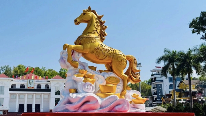 Linh vật "ngựa vàng đạp mây trắng" tại Quảng trường 7/5, phường Điện Biên Phủ, tỉnh Điện Biên. Linh vật có kết cấu tổng thể (ngựa, mây và thỏi vàng) cao khoảng 3m, dài khoảng 2,5m, chiều ngang 1,5m thể hiện được lời cầu chúc giàu sang, thịnh vượng. (Ảnh: S vietnam)