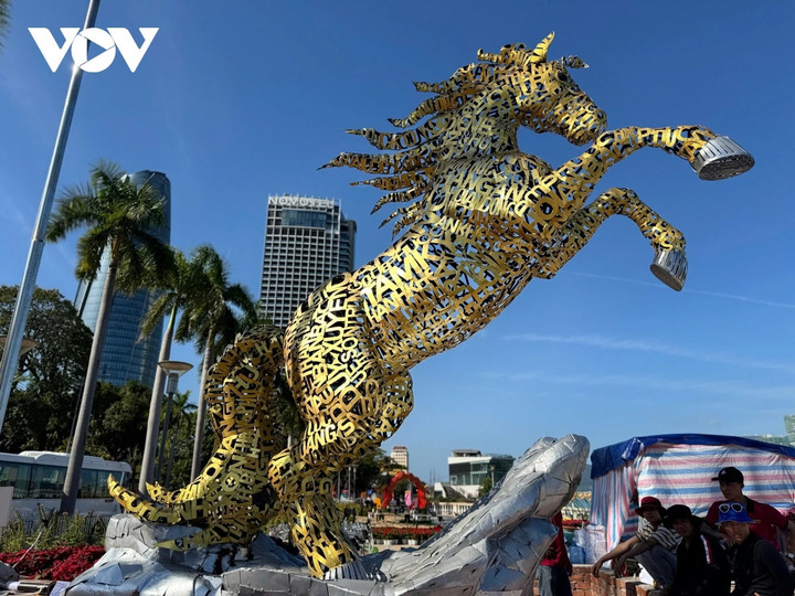 Hướng đến sự cách tân và sáng tạo, linh vật “Kim mã hợp nhất” tại Đà Nẵng được ghép từ con chữ là địa danh của 94 xã, phường, đặc khu nơi đây. Đây không chỉ là cách thể hiện mới mẻ về mặt tạo hình mà còn mang ý nghĩa sâu sắc về sự hội tụ, liên kết và thống nhất trong diện mạo chung của thành phố. (Ảnh: VOV)