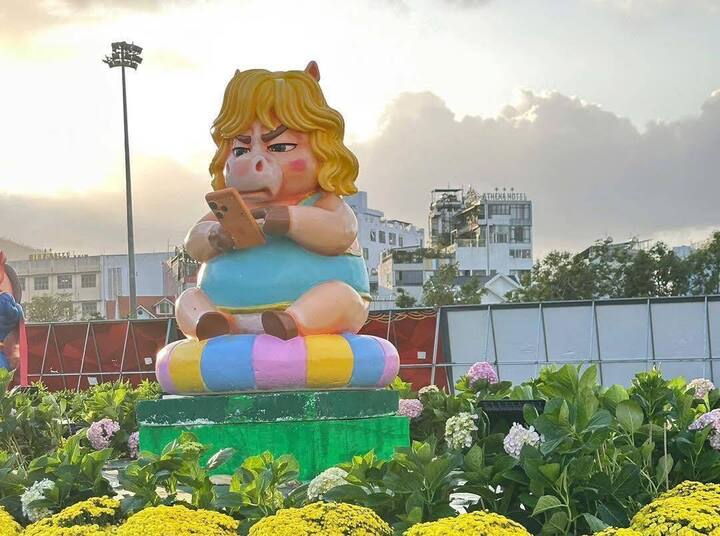 Cũng tại quảng trường Nguyễn Tất Thành, Quy Nhơn, linh vật ngựa "chill chill chơi iPhone 17" cũng rất "hot" trên mạng. Linh vật được tạo hình tròn trịa với mái tóc vàng xoăn nổi bật, đang lướt điện thoại. Vẻ mặt hơi "cọc" của chú ngựa này khiến nhiều người bật cười.