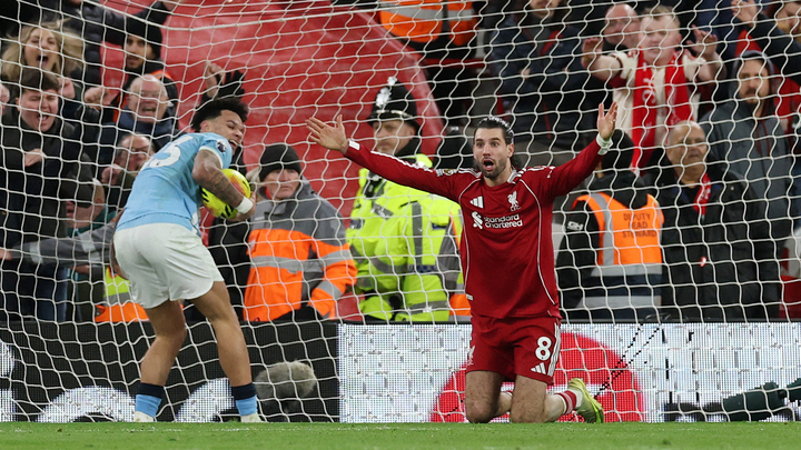 Liverpool thoát bàn thua nhưng vừa không có điểm, vừa mất người ở trận tiếp theo. (Ảnh: Reuters)